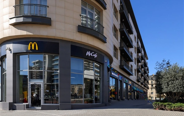 Ağ Şəhərdə McDonalds Azərbaycanın yeni restoranının açılışı olub
