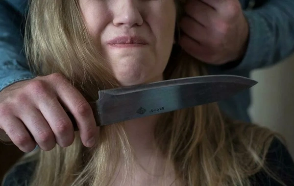 Мужчина перерезал горло жене на глазах у малолетних детей - СУД