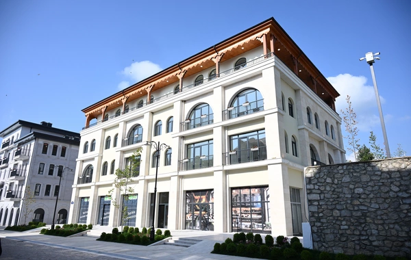 İlham Əliyev Şuşanın Qarabağ küçəsində dövlət-özəl tərəfdaşlığı çərçivəsində həyata keçirilmiş işlərlə tanış olub