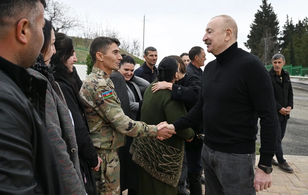 İlham Əliyev Xocavəndin Xanoba kəndində fərdi evlərin və infrastrukturun bərpası sahəsində görülən işlərlə tanış olub