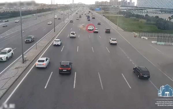 Sürücü diqqətsizliyi qəzaya səbəb oldu - ANBAAN VİDEO