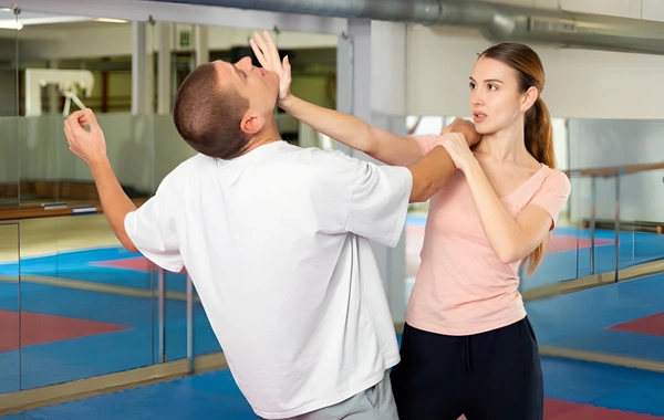 Tovuzda bacı qardaşını döydü, dişlərini qırdı