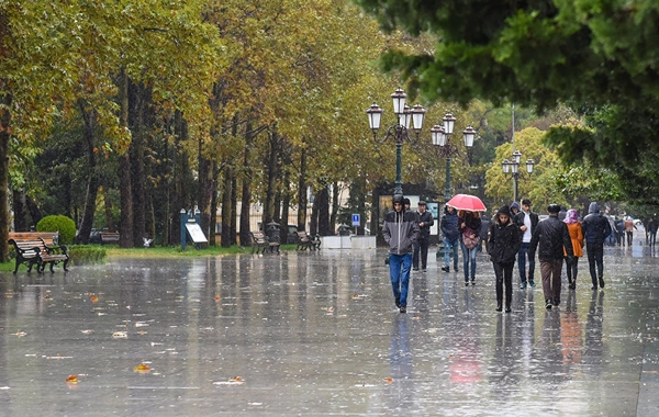 Sabah Bakı və Abşerona arabir yağış, rayonlara isə qar yağacaq