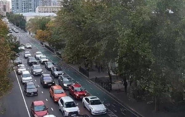 Bakının bir sıra yollarında nəqliyyatın sıxlığı müşahidə olunur