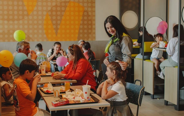 "McDonald"s" və DSMF şəhid övladlarını məktəb ləvazimatları ilə təmin edib