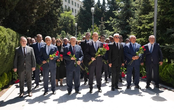 Həmkarlar İttifaqları Konfederasiyasının kollektivi Ulu Öndər Heydər Əliyevin məzarını ziyarət edib