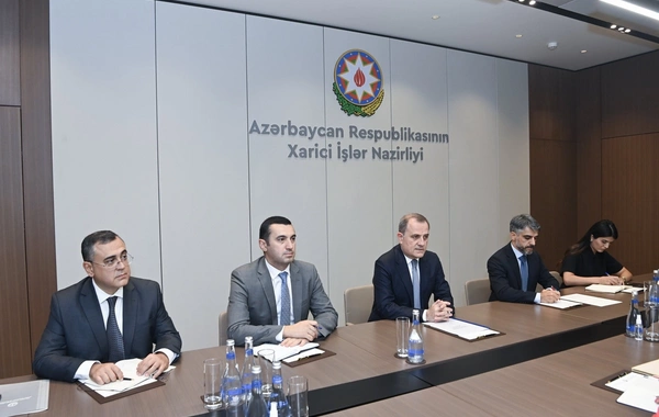 Fransa səfiri etimadnaməsinin surətini Azərbaycan XİN başçısına təqdim edib