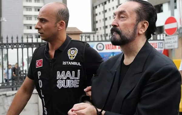 8 min il həbs cəzası alan Adnan Oktar yenidən məhkəməyə çıxarılıb