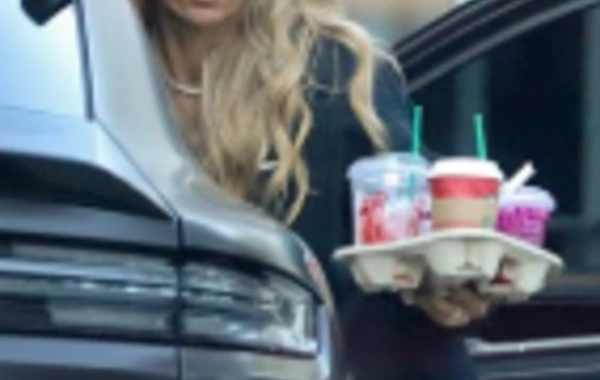 Pregnant Anna Kournikova was photographed in a tracksuit by a sports car