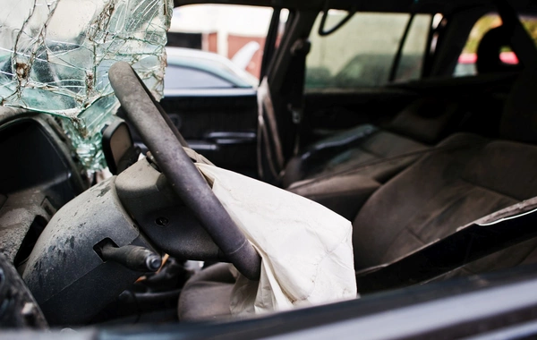 Kənar dairəvi yolda avtomobil Kamazla toqquşub, ölən və xəsarət alanlar var