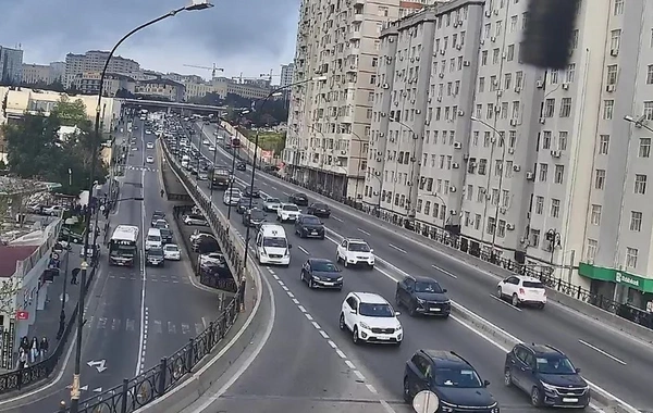 Həftənin ilk günü Bakının bir sıra yollarında nəqliyyatın sıxlığı yaranıb