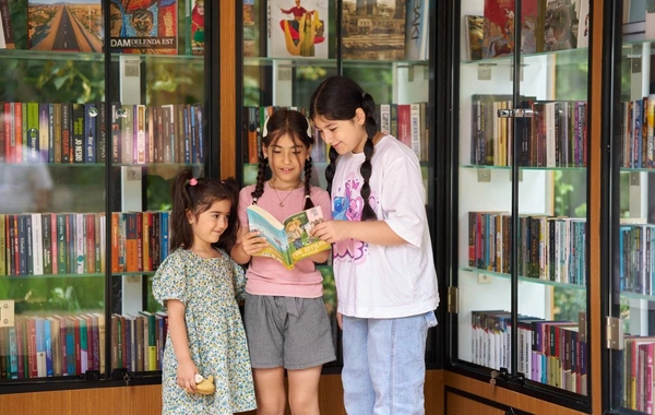 Şuşanın mərkəzində günəş enerjisi ilə işləyən Kitab dayanacağı istifadəyə verildi