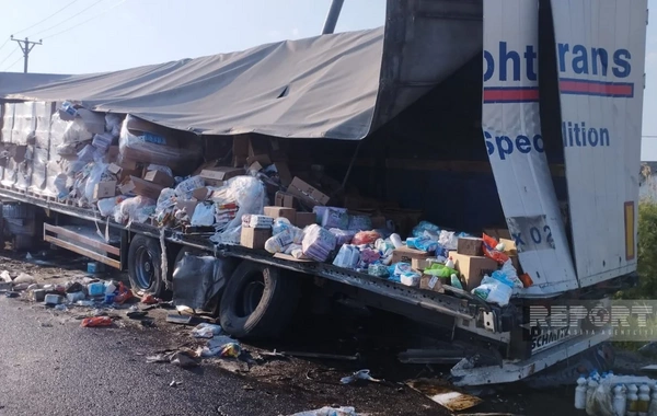 Kürdəmirdə iki yük maşını toqquşub, mallar yola dağılıb