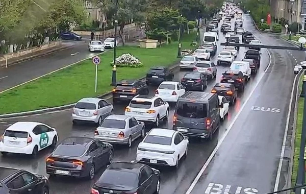 Bakıda 18 istiqamətdə tıxac müşahidə olunur