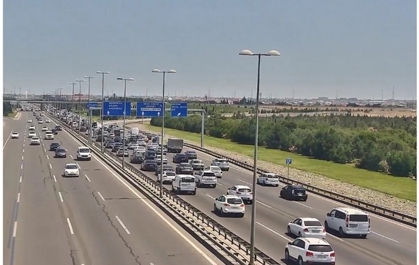 Aeroport yolunda qəza olub, tıxac yaranıb