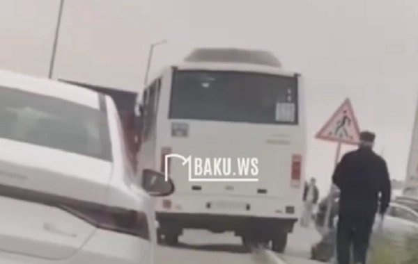 Xırdalanda avtobus səki ilə hərəkət etdi