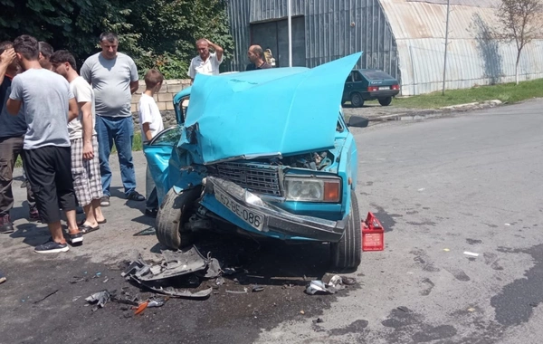 Zaqatalada minik avtomobilləri toqquşub, xəsarət alanlar var