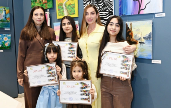 Arzu Əliyeva və Alena Əliyeva "Rənglərdə yaşanan 10 il" mövzusunda keçirilən sərgidə iştirak ediblər