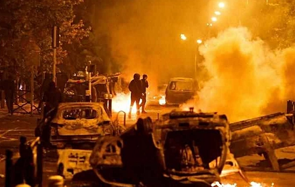 Fransada polis təqibində motosikletli gənc ağır yaralandı: 14 avtomobil yandırıldı