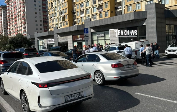 Bakıda zəncirvari qəza - Üç avtomobil toqquşdu