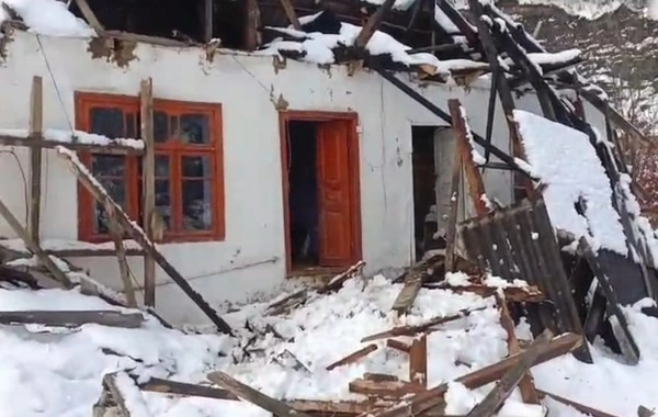 Lerikdə güclü qar evin dam örtüyünü uçurub