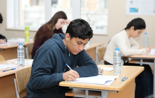 На выпускном экзамене у четырех учащихся обнаружены мобильные телефоны