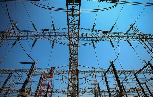 Azərbaycanda qəribə HADİSƏ: 35 yaşlı kişi elektrik dirəyinə çıxdı, iki rayon İŞIQSIZ qaldı