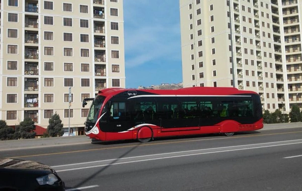Водитель автобуса Baku Bus потерял управление и выехал на территорию бульвара