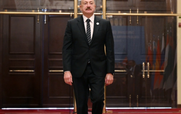 Президент Ильхам Алиев прибыл во Дворец наций в Душанбе для участия в заседании Совета глав государств СНГ