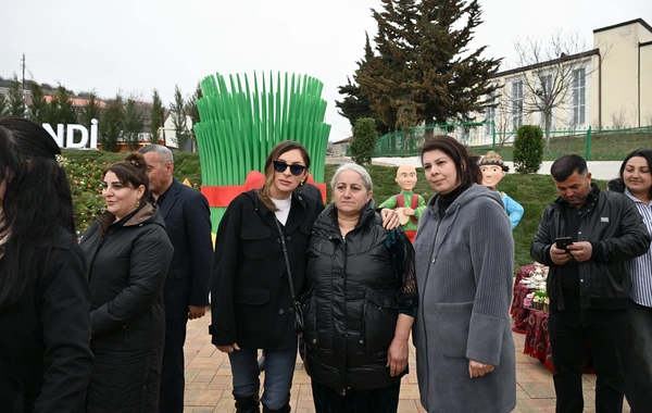 İlham Əliyev Xocavəndin Xanoba kəndində fərdi evlərin və infrastrukturun bərpası sahəsində görülən işlərlə tanış olub