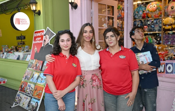 Leyla Əliyeva və Arzu Əliyeva "CandyFest" yay festivalını ziyarət edib və "Sehrli mirvari" su sirki şousunu izləyiblər