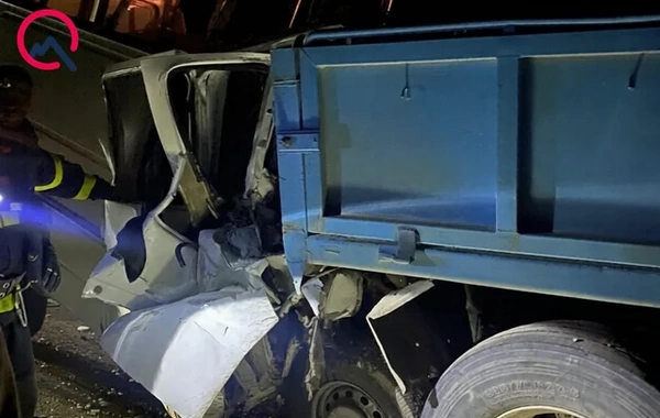 Şəmkirdə "Ford" "KamAZ"a çırpıldı - Ölən var