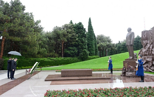 Gürcüstan Prezidenti Ulu Öndər Heydər Əliyevin məzarını ziyarət edib