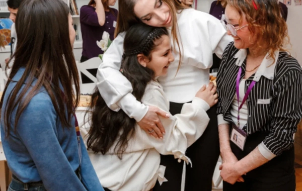 Leyla Əliyeva, Arzu Əliyeva və Alena Əliyeva "Yaşama Dəstək" Mərkəzində olublar