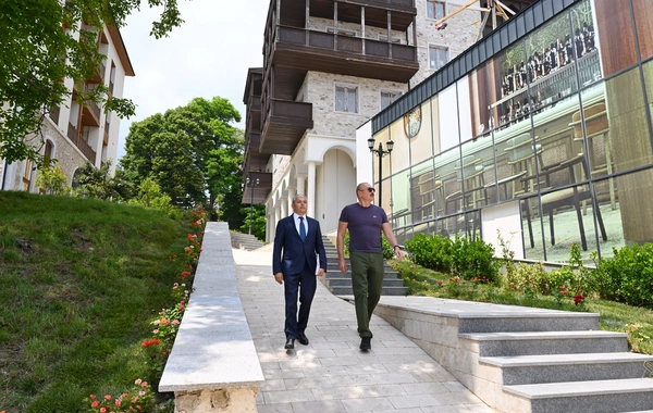 İlham Əliyev Şuşanın Qarabağ küçəsində dövlət-özəl tərəfdaşlığı çərçivəsində həyata keçirilmiş işlərlə tanış olub