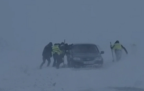 Qarlı hava şəraiti ölkədə sürücülərə gərgin anlar yaşadır