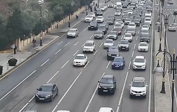 Bakının bir sıra yollarında tıxac yaranıb