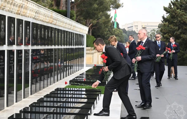 Latviya Prezidenti Şəhidlər xiyabanını ziyarət edib