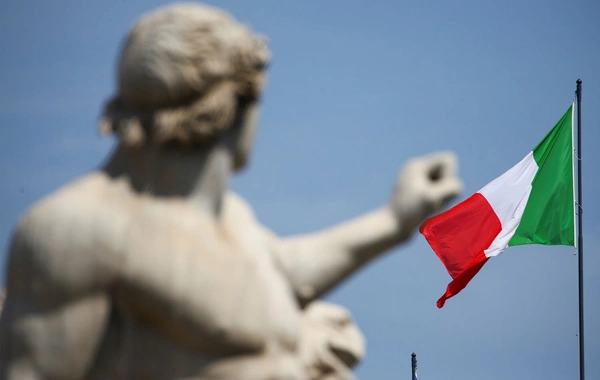 В Италии чиновник упал в министерстве и пробил исторический витраж