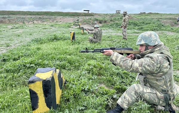 Hərbi vəzifəlilərə atəş, taktiki, sıra və fiziki hazırlıq üzrə məşğələlər keçirilib