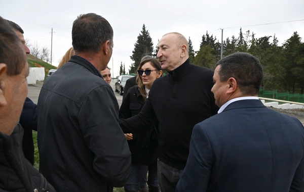 İlham Əliyev Xocavəndin Xanoba kəndində fərdi evlərin və infrastrukturun bərpası sahəsində görülən işlərlə tanış olub