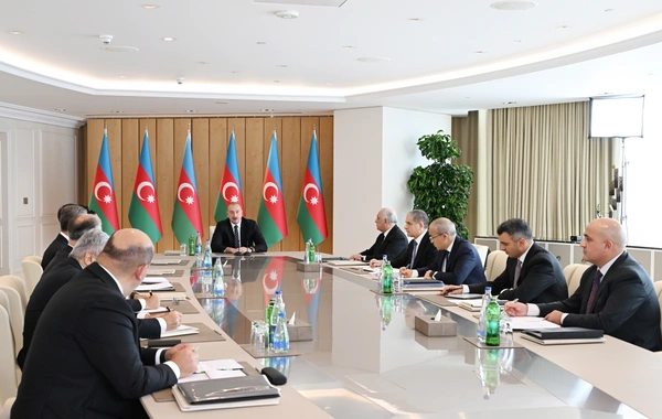 İlham Əliyev müşavirə keçirdi