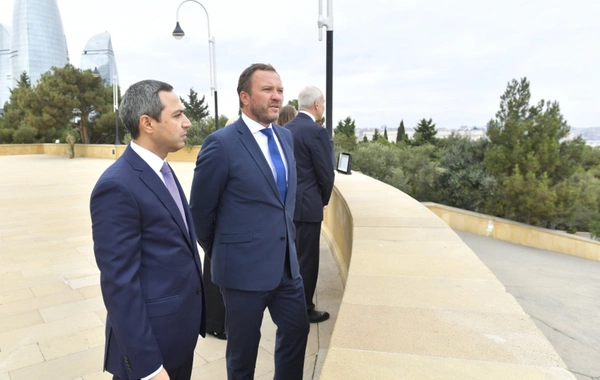 Estoniyanın xarici işlər naziri Bakıda Şəhidlər xiyabanını və Zəfər parkını ziyarət edib