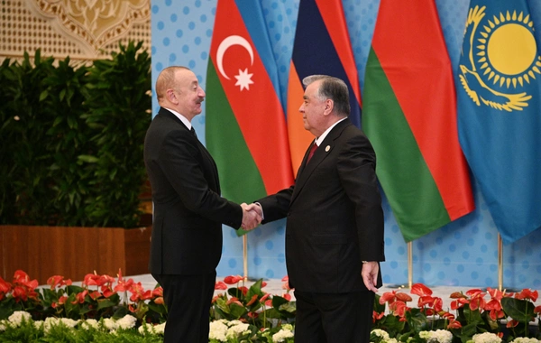 Президент Ильхам Алиев прибыл во Дворец наций в Душанбе для участия в заседании Совета глав государств СНГ