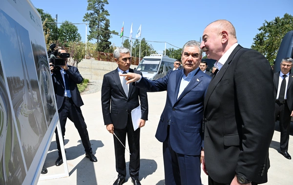 İlham Əliyev və Qurbanqulu Berdiməhəmmədov Yeni Şuşa məscidində tikinti işləri ilə tanış olublar