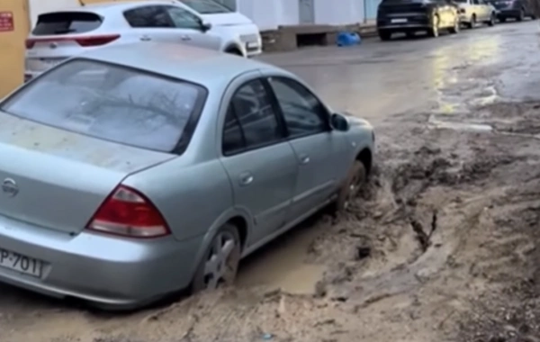 7-ci mikrorayonda yol çöküb - Maşın batıb