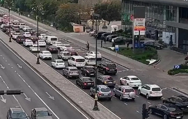 Bakının bir sıra yollarında nəqliyyatın sıxlığı müşahidə olunur