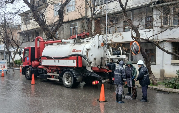 Bakıda bir sıra küçələr yağış sularından təmizlənir