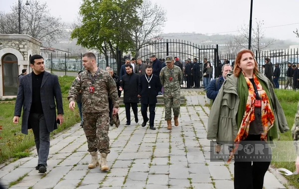 Xarici diplomatlar Şuşada Qazançı kilsəsinə baş çəkib