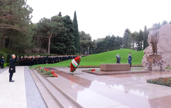 Prokurorluq əməkdaşları anım günü ilə bağlı Fəxri Xiyabanı ziyarət edib